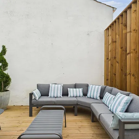 Jolie Maison Moderne - Jacuzzi - Terrasse Pour 4 * سانت جيل كروا دي فيي