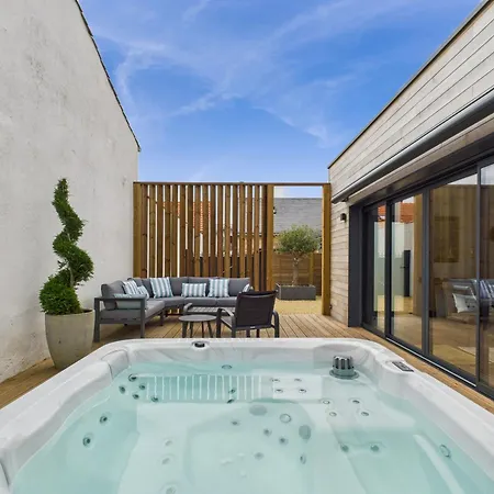 Jolie Maison Moderne - Jacuzzi - Terrasse Pour 4 * سانت جيل كروا دي فيي